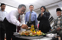 Rektor Unikarta Dr Sabran SE MSi memotong tumpeng pada acara syukuran Dies Natalis Unikarta ke-30