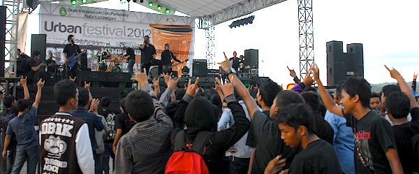 Para penggemar musik cadas hadir menyemarakkan gelaran Urban Festival 2012 di Tenggarong 