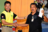 Agus Dewandono, Deputy VP Operations VICO Indonesia menyerahkan piala kepada pemenang lomba firefighting