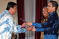 VP HSES & Field Services Parluhutan Sibuea saat menerima penghargaan PROPER Hijau dari Wapres Boediono