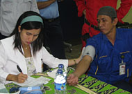 Petugas PMI Samarinda memeriksa tekanan darah karyawan VICO Indonesia sebelum dilakukan donor darah