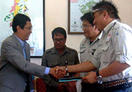 Kabag Pertambangan Umum Distamben Kaltim Frediansyah (kiri) saat menyerahkan penghargaan dari Gubernur Kaltim kepada perwakilan manajemen VICO Indonesia  
