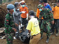 Tim Rescue VICO Indonesia bersama aparat TNI dan tim lain melakukan evakuasi korban