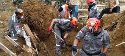 Tim Rescue VICO Indonesia tengah melakukan pencarian korban di Desa Lubuk Laweh, Kecamatan Patemuan, Kabupaten Padang Pariaman, Sumatera Barat
