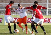 Tiga pemain Mitra Kukar mengepung salah seorang pemain Valencia CF