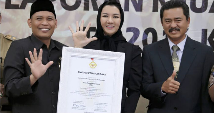 Bupati Kukar Rita Widyasari didampingi Ketua DPRD Salehuddin dengan bangga menunjukkan piagam penghargaan dari BPK RI atas raihan opini WTP terhadap LKPD Kukar tahun 2016 