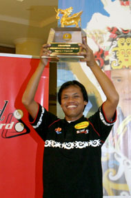 Widi Harsoyo mengangkat Piala Kutai Kartanegara Nine Ball Open 2006