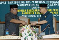 Wabup Samsuri Aspar (kiri) menyerahkan dokumen AKU dan PPAS 2007 kepada Ketua DPRD H Bachtiar Effendi