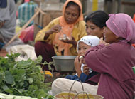 Anak balita perlu mendapatkan perhatian khusus dalam proses tumbuh kembangnya, termasuk balita yang dibawa pedagang sembari berjualan di Pasar Tangga Arung