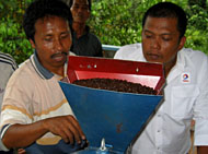 Petani kopi Desa Kutai Lama didampingi tim Comdev Total E&P Indonesie saat mencoba peralatan pengolah bubuk kopi exelta