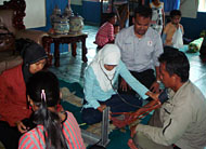 Suasana pengobatan massal di Desa Muara Pantuan, Kecamatan Anggana, Rabu (05/09) lalu