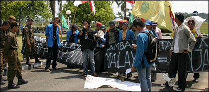 Demonstrasi mengecam Malaysia yang mengklaim wilayah Ambalat di Kantor Bupati Kukar, Selasa  (08/03) siang