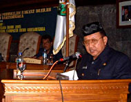 Pj Bupati Kukar Drs Hadi Sutanto saat memberikan sambutan di hadapan pimpinan dan anggota DPRD pada pengesahan APBD 2005