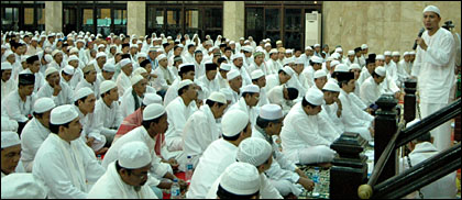 Ribuan umat Muslim bersama para pejabat teras Kukar saat mengikuti kegiatan Dzikir Akbar bersama ustadz KH Arifin Ilham (kanan) di Masjid Agung Sultan Sulaiman, Tenggarong, Minggu (18/06) malam