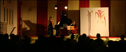 Suasana pertunjukan musik klasik ASAH Indonesian Tour 2006 di Gedung Puteri Junjung Buyah, Tenggarong, tadi malam