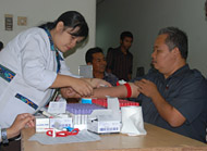 Salah seorang pegawai Pemkab Kukar saat menjalani pemeriksaan kesehatan di ruang rapat Asisten III Setkab Kukar