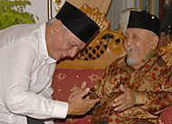 Kandidat Gubernur Kaltim H Awang Faroek Ishak mengucapkan selamat kepada Sultan HAM Salehoeddin II yang baru berulang tahun ke-84