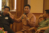 Kapolres Kukar AKBP Darmawan Sutawijaya (tengah) menyatakan tetap akan menindak tegas pelaku perjudian di Kukar