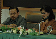 Bupati Kukar Hadi Sutanto dan Kepala Bapedalda Kukar Drs RR Rini Budi Sayekti saat memperhatikan pemaparan hasil penilaian Tim PFPBP-KLH terhadap kebersihan kota Tenggarong