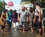 Bupati Kukar Drs Hadi Sutanto (tengah) dan rombongan saat meninjau banjir di daerah pedalaman Kukar