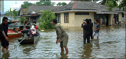 Rombongan Bupati Kukar menggunakan perahu saat melakukan peninjauan di salah satu kecamatan yang terendam banjir