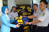Penyelia SDM dan Umum Bankaltim, Wasilah, menyerahkan bantuan jaket pelampung kepada Dishub Kukar