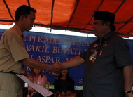 Wabup Samsuri Aspar saat menyerahkan SK Penetapan Desa Persiapan Jembayan Tengah kepada Pj Kades Tajali.