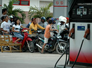 Para pengendara sepeda motor dengan sabar menunggu giliran mengisi BBM di SPBU Tenggarong Seberang