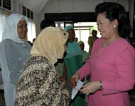 Pembina DWP Pemwilda Kukar Ny Hj Farida Samsuri Aspar (kanan) saat menyerahkan bingkisan Kartini secara simbolis kepada janda tua dan wanita lanjut usia