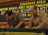 Bupati Kukar Prof Dr H Syaukani HR MM bersama Prof Dr Jana T Anggadiredja MS APT saat menandatangani MoU antara Pemkab Kukar dengan BPPT