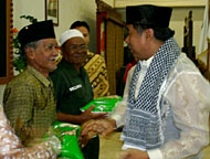 Bupati H Syaukani HR (kanan) menyerahkan paket Sembako dan uang lebaran secara simbolis kepada anggota LVRI Kukar