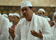 Bupati Kukar H Syaukani HR meminta doa restu dari masyarakat Kukar