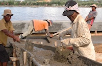 Aktivitas para pekerja sektor konstruksi di Kukar. Pembahasan UMK Kukar 2013 sebagai dasar pemberian upah pekerja di daerah ini masih belum mencapai kesepakatan