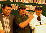 Bupati Kukar H Syaukani HR (tengah) didampingi promotor HM Arsyad menyatakan dukungannya kepada Chris John untuk kembali mempertahankan gelar Juara Dunia Tinju kelas Bulu WBA