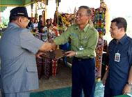 Pj Bupati Kukar Drs Hadi Sutanto secara simbolis menerima proyek comdev VICO Indonesia dari Ir Robby P Joenoes dengan disaksikan Ahmad Hamdani dari BP Migas
