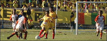 Suasana duel antara Mitra Kukar menghadapi Persekaba Yahukimo FC dalam pra kualifikasi  Copa Dji Sam Soe 2007 di Stadion Rondong Demang kemarin sore