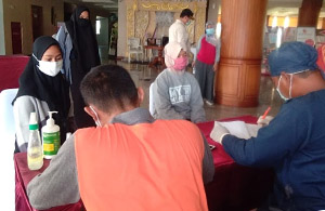 Petugas mendata mahasiswa Kukar yang baru tiba di Hotel Grand Elty Singgasana