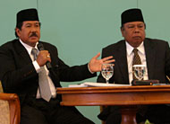 Calon Terpilih Bupati dan Wakil Bupati Kukar 2005-2010 H Syaukani HR (kiri) dan H Samsuri Aspar siap jalankan pemerintahan yang baik dan bersih