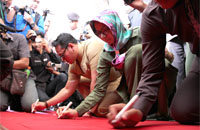 Bupati Rita Widyasari bersama Anggota DPRD Kukar membubuhkan tanda tangan dukungan revisi UU Nomor 33/2004 yang lebih adil untuk daerah penghasil