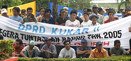 Massa dari Kelompok Aksi Damai Kukar  kembali mendatangi DPRD Kukar dan mendesak para wakil rakyat segera memproses RAPBD 2005