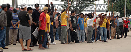 Para demonstran akan terus berunjukrasa hingga Mendagri benar-benar merevisi SK pengangkatan Pjs Bupati Kukar H Awang Dharma Bakti
