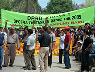 Aksi demonstran dari KADK di DPRD Kukar, Senin (07/02) siang