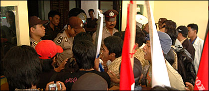 Para demonstran Aliansi Rakyat Bersatu Kukar ketika berusaha menerobos kantor Kejari Tenggarong yang dijaga beberapa aparat Polres Kukar dan staf Kejari Tenggarong
