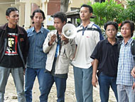 Mahasiswa Unikarta ketika berunjukrasa memprotes kebijakan YKK yang melakukan mutasi pejabat tanpa proses uji kepatutan dan kelayakan