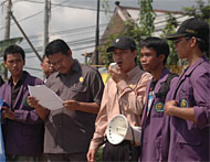 Anggota DPRD Kukar dari PKS, H Suryadi SHut, ketika berorasi dalam aksi unjukrasa bersama mahasiswa Unikarta