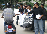 Mahasiswa FISIP Unikarta membagi-bagikan selebaran kepada para pengendara yang melintasi Jalan Imam Bonjol, depan Kantor Dinas Pendidikan Kukar