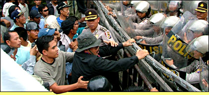 Suasana demonstrasi di depan Panwas Pilkada Kukar yang berlangsung panas dan diwarnai aksi pelemparan, Senin (13/06) siang