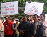 Demonstran dari KADK menuntut pihak Kejari Tenggarong untuk segera mengusut tuntas dugaan korupsi di Kukar