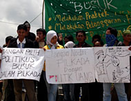 Para mahasiswa dari HMI Tenggarong dan BEM Unikarta membentangkan spanduk dan poster-poster anti politikus busuk