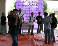 Aksi mahasiswa yang menuntut reformasi di Unikarta